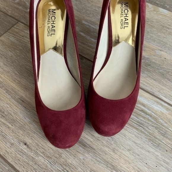 Michael Kors York Suede Pumps - Picture 4 of 8